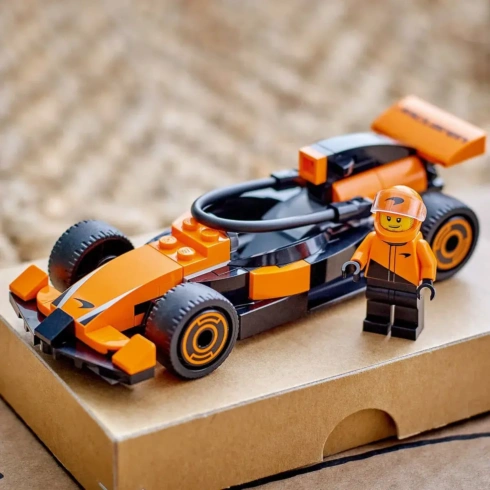 LEGO City Пілот F1 з автомобілем для перегонів команди McLaren 60442 - 4