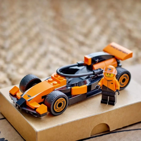 LEGO City Пілот F1 з автомобілем для перегонів команди McLaren 60442 - 5