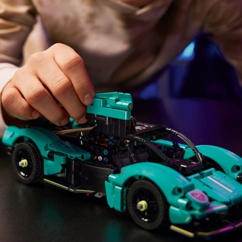 LEGO Technic Aston Martin Valkyrie 42208 - 3