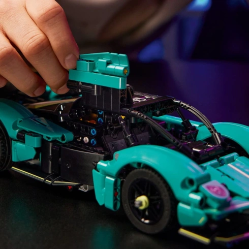 LEGO Technic Aston Martin Valkyrie 42208 - 5
