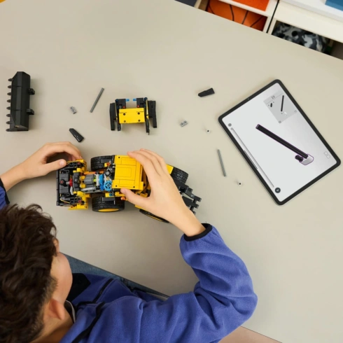 LEGO Technic Колісний навантажувач Volvo L120 Electric 42209 - 5