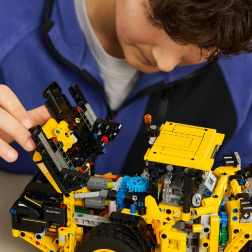 LEGO Technic Колісний навантажувач Volvo L120 Electric 42209 - 14